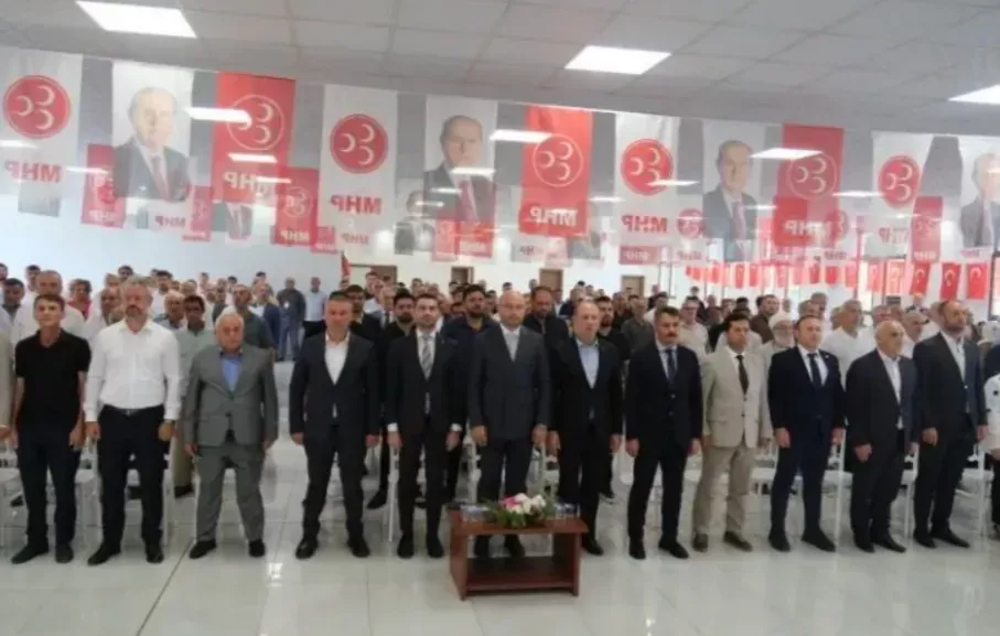 MHP'de 16 ilçede salonlara sığmayan kongre maratonu Taraklı'da tamamlandı