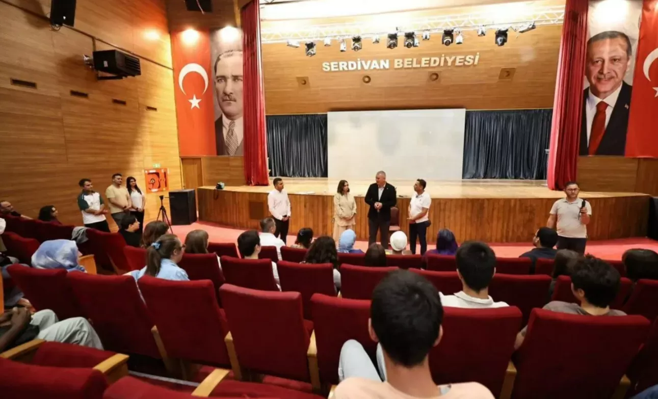 Tiyatro ile Kendini İfade Et: Serdivan'daki Gençler İçin Eğitim Programı!