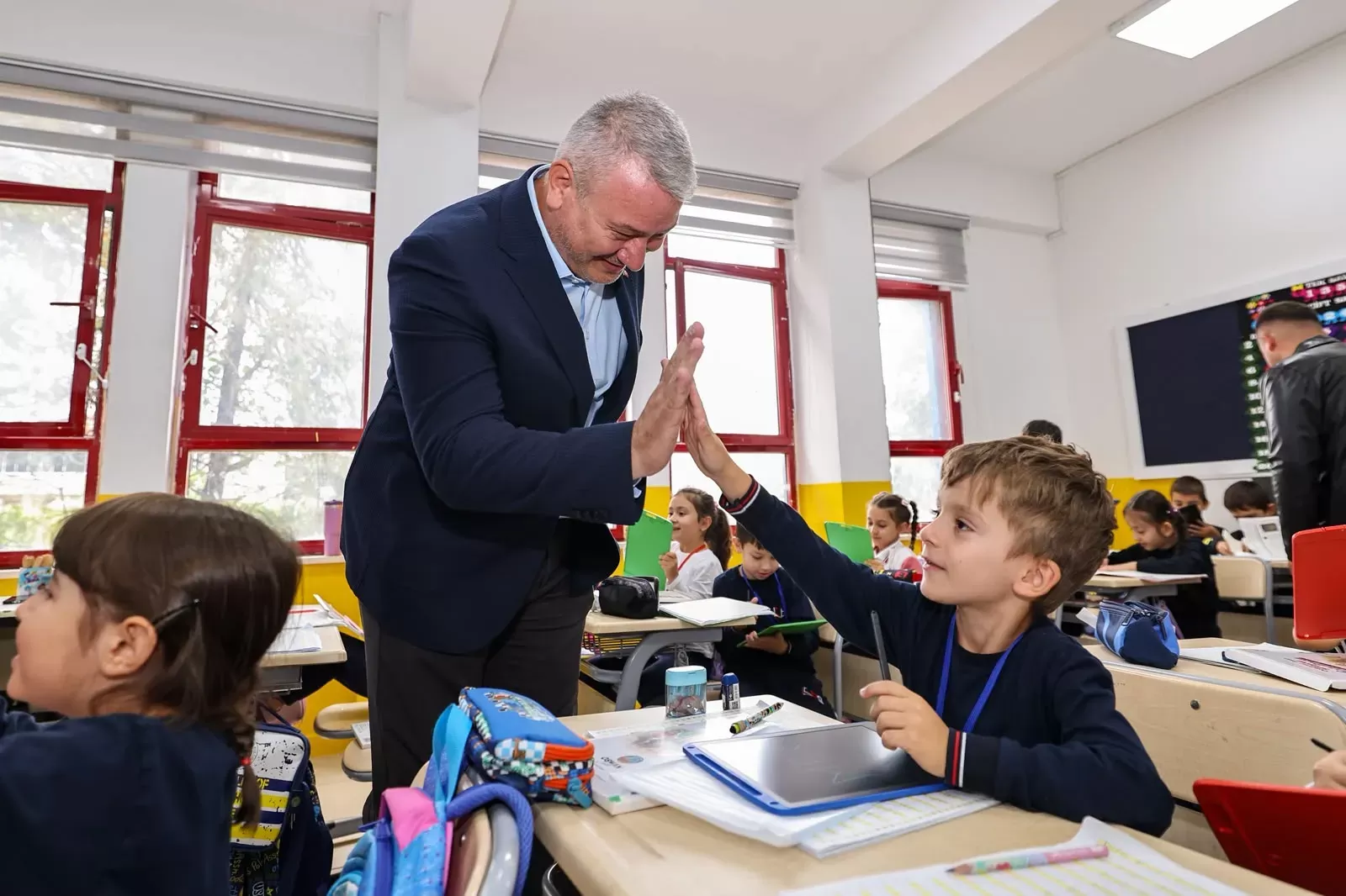 Osman Çelik’ten Minik Öğrencilere Sürpriz Ziyaret